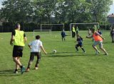 Laatste training S.K.N.W.K. JO9-1 van seizoen 2021-2022 (partijtje tegen de ouders) (32/71)